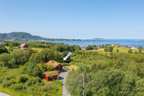 Charming cabin retreat by the coast in Midsund